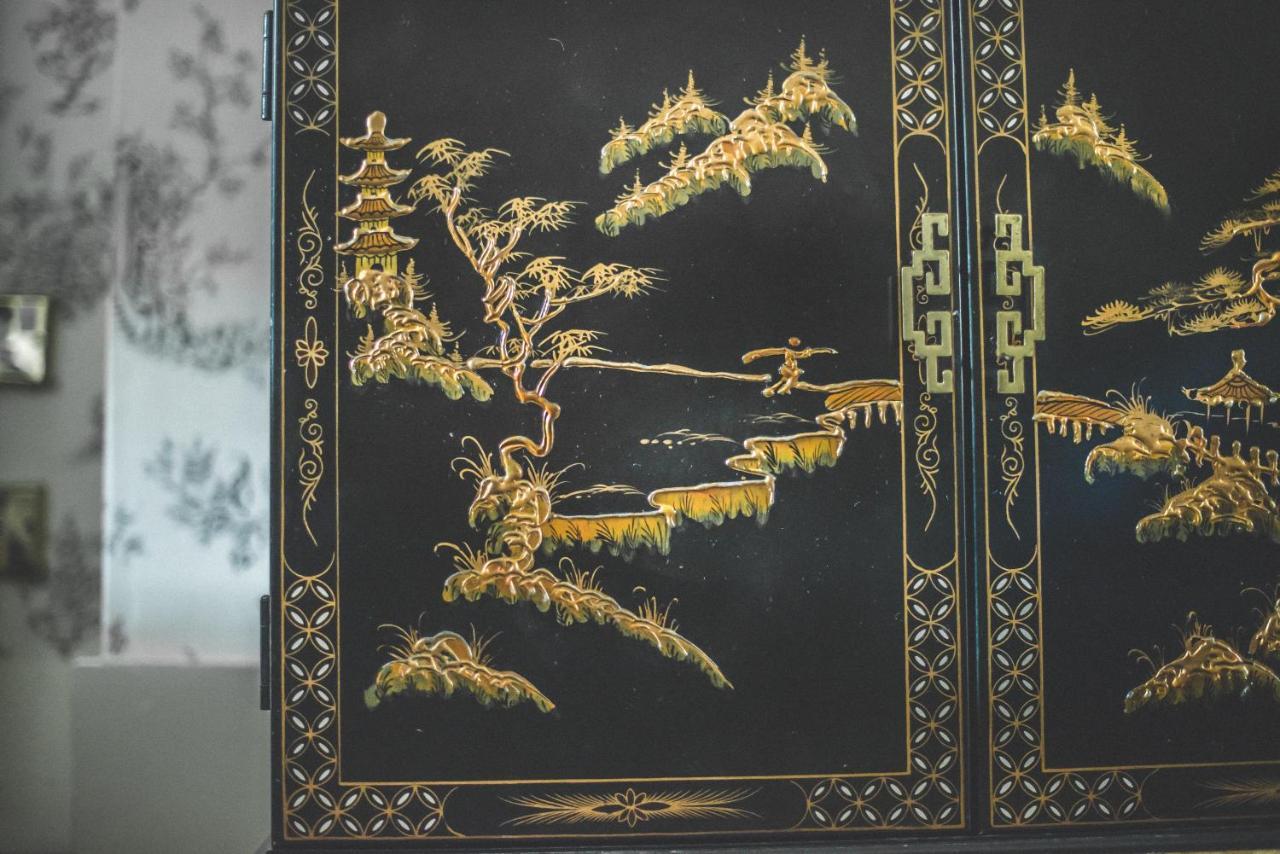 ライ ジークス ハウス Bed & Breakfast エクステリア 写真 Detail of a lacquerware cabinet