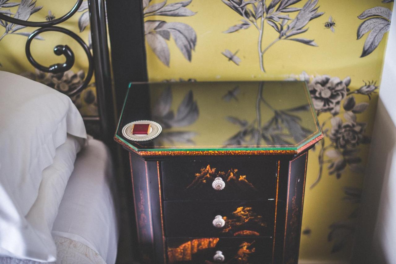 ライ ジークス ハウス Bed & Breakfast エクステリア 写真 A bedside table
