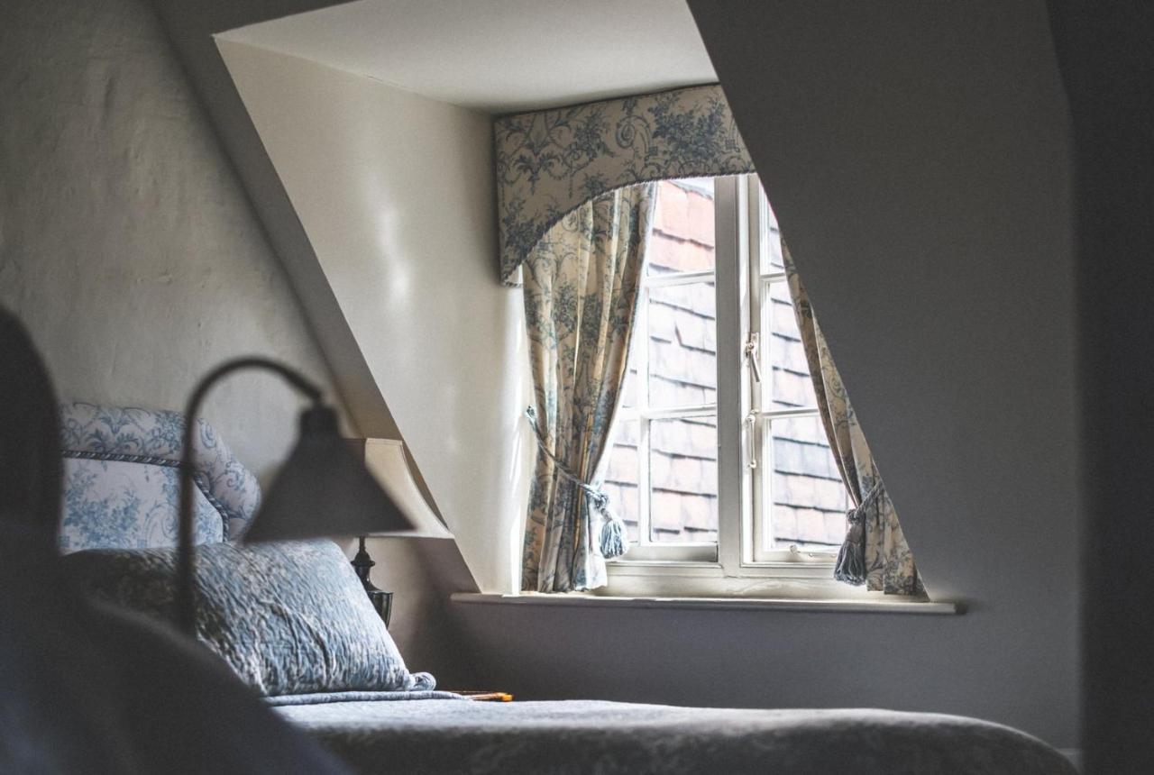 ライ ジークス ハウス Bed & Breakfast エクステリア 写真 A window in the bedroom of the house