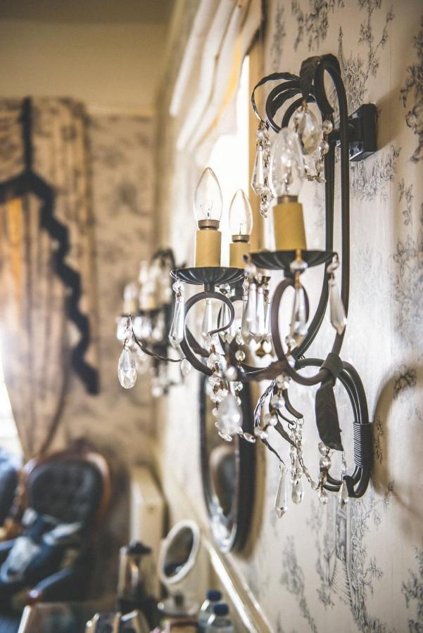ライ ジークス ハウス Bed & Breakfast エクステリア 写真 A wall light